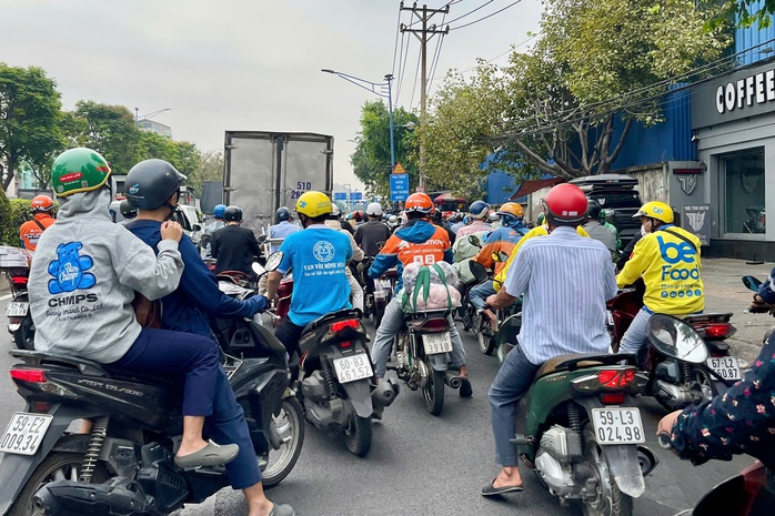 Mấy ngày nay, trung tâm TP HCM ùn ứ nghiêm trọng- Ảnh 4. Mấy ngày nay, trung tâm TP HCM ùn ứ nghiêm trọng- Ảnh 4.
