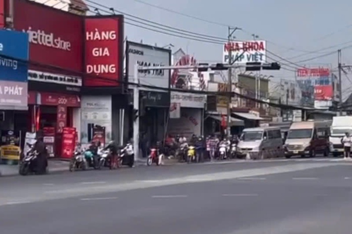 TP HCM: Đèn giao thông hư, người đi xe máy dắt bộ, xe ô tô xếp hàng dài- Ảnh 1. TP HCM: Đèn giao thông hư, người đi xe máy dắt bộ, xe ô tô xếp hàng dài- Ảnh 1.