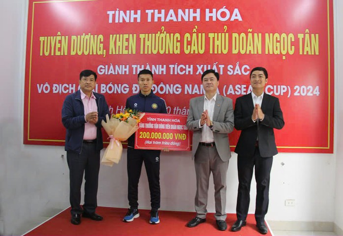 Thanh Hóa "thưởng nóng" cầu thủ Doãn Ngọc Tân 300 triệu đồng- Ảnh 1. Thanh Hóa "thưởng nóng" cầu thủ Doãn Ngọc Tân 300 triệu đồng- Ảnh 1.