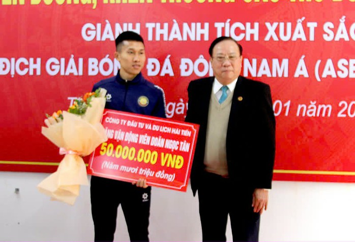 Thanh Hóa "thưởng nóng" cầu thủ Doãn Ngọc Tân 300 triệu đồng- Ảnh 2. Thanh Hóa "thưởng nóng" cầu thủ Doãn Ngọc Tân 300 triệu đồng- Ảnh 2.