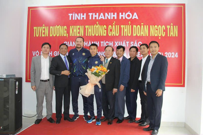 Thanh Hóa "thưởng nóng" cầu thủ Doãn Ngọc Tân 300 triệu đồng- Ảnh 3. Thanh Hóa "thưởng nóng" cầu thủ Doãn Ngọc Tân 300 triệu đồng- Ảnh 3.