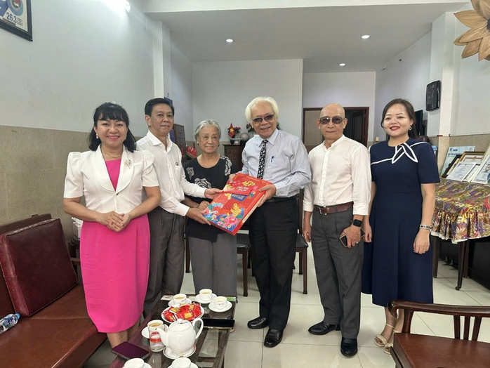 Ban Tuyên giáo Thành ủy TP HCM thăm và chúc Tết văn nghệ sĩ tiêu biểu- Ảnh 2. Ban Tuyên giáo Thành ủy TP HCM thăm và chúc Tết văn nghệ sĩ tiêu biểu- Ảnh 2.