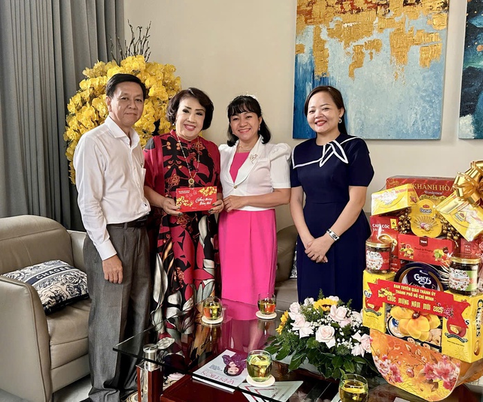 Ban Tuyên giáo Thành ủy TP HCM thăm và chúc Tết văn nghệ sĩ tiêu biểu- Ảnh 3. Ban Tuyên giáo Thành ủy TP HCM thăm và chúc Tết văn nghệ sĩ tiêu biểu- Ảnh 3.
