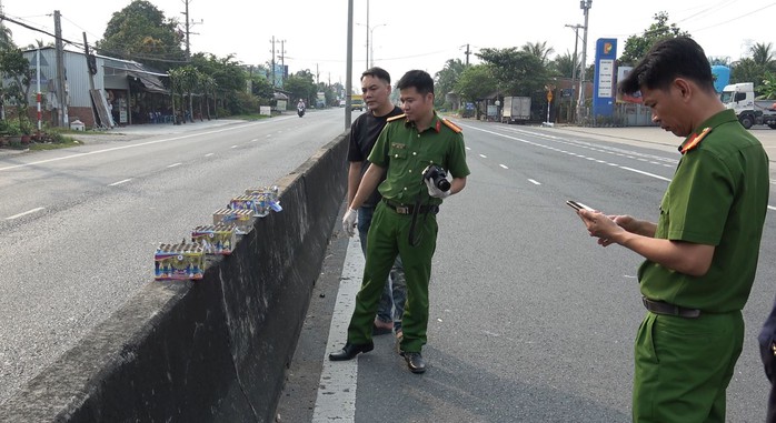 CLIP: Tạm giữ nhiều đối tượng đốt pháo hoa rồi “quậy tưng” trên Quốc lộ 1- Ảnh 1. CLIP: Tạm giữ nhiều đối tượng đốt pháo hoa rồi “quậy tưng” trên Quốc lộ 1- Ảnh 1.