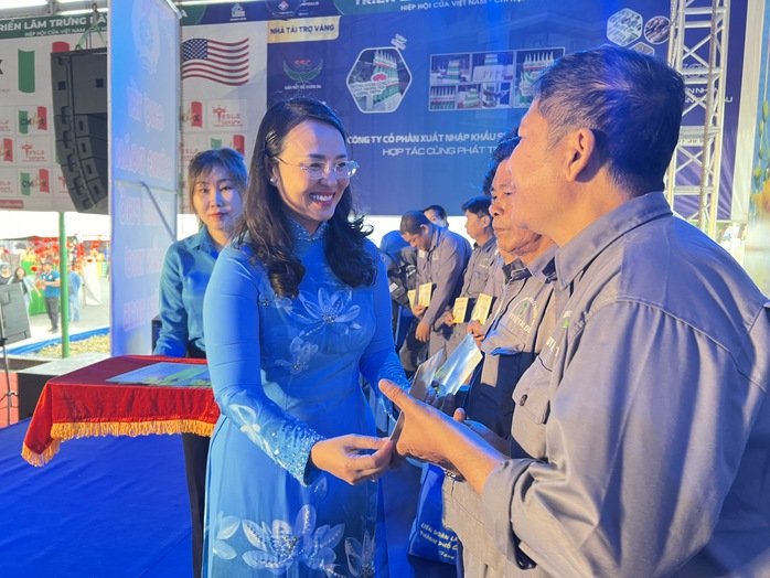 VIDEO: Mua sắm hàng giảm giá, 0 đồng tại chợ Tết ở Cần Thơ- Ảnh 5. VIDEO: Mua sắm hàng giảm giá, 0 đồng tại chợ Tết ở Cần Thơ- Ảnh 5.