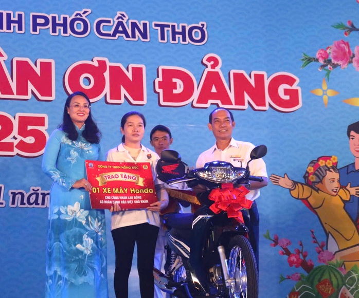 VIDEO: Người lao động phấn khởi mua sắm tại VIDEO: Người lao động phấn khởi mua sắm tại