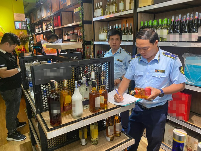 Cơ quan Quản lý thị trường TP HCM kiểm tra mặt hàng rượu ngoại tại một cửa hàng ở quận 1, TP HCM. Ảnh: LONG GIANG Cơ quan Quản lý thị trường TP HCM kiểm tra mặt hàng rượu ngoại tại một cửa hàng ở quận 1, TP HCM. Ảnh: LONG GIANG