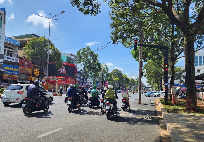 Xe máy được rẽ phải khi đèn đỏ ở Buôn Ma Thuột: Ùn ứ giao thông giảm hẳn- Ảnh 1. Xe máy được rẽ phải khi đèn đỏ ở Buôn Ma Thuột: Ùn ứ giao thông giảm hẳn- Ảnh 1.