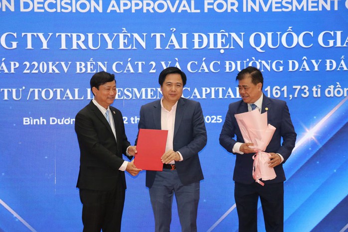 Lãnh đạo tỉnh Bình Dương trao quyết định chấp thuận chủ trương đầu tư cho doanh nghiệp. Ảnh: THẢO NGUYỄN Lãnh đạo tỉnh Bình Dương trao quyết định chấp thuận chủ trương đầu tư cho doanh nghiệp. Ảnh: THẢO NGUYỄN