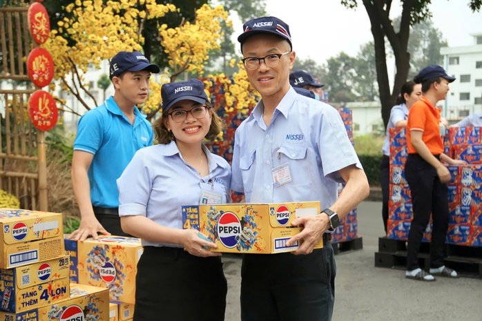 Một tổng giám đốc người nước ngoài mang quà Tết để lên xe cho công nhân- Ảnh 1. Một tổng giám đốc người nước ngoài mang quà Tết để lên xe cho công nhân- Ảnh 1.