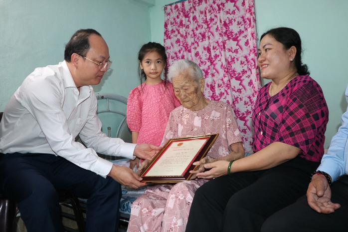 Lãnh đạo TP HCM thăm, chúc Tết người có công, người cao tuổi, dân tộc thiểu số và trẻ em mồ côi- Ảnh 2. Lãnh đạo TP HCM thăm, chúc Tết người có công, người cao tuổi, dân tộc thiểu số và trẻ em mồ côi- Ảnh 2.