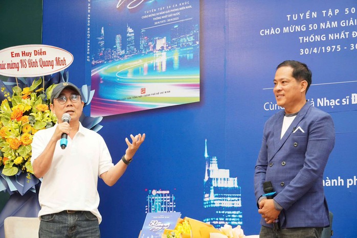 Nhạc sĩ Đinh Quang Minh ra mắt sách "50 năm rạng ngời trang sử"- Ảnh 2. Nhạc sĩ Đinh Quang Minh ra mắt sách "50 năm rạng ngời trang sử"- Ảnh 2.