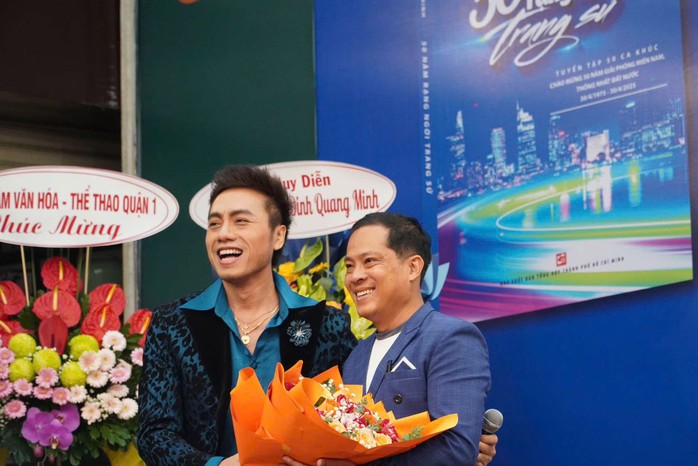 Nhạc sĩ Đinh Quang Minh ra mắt sách "50 năm rạng ngời trang sử"- Ảnh 1. Nhạc sĩ Đinh Quang Minh ra mắt sách "50 năm rạng ngời trang sử"- Ảnh 1.