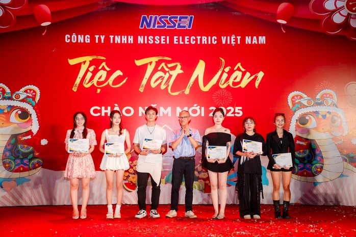 Một tổng giám đốc người nước ngoài mang quà Tết để lên xe cho công nhân- Ảnh 5. Một tổng giám đốc người nước ngoài mang quà Tết để lên xe cho công nhân- Ảnh 5.