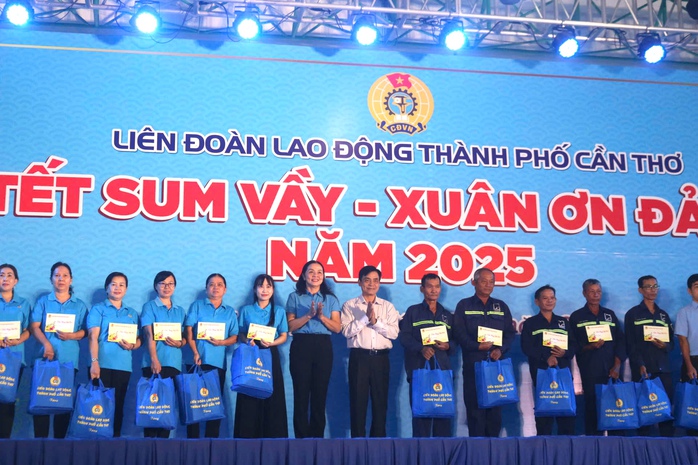 VIDEO: Người lao động phấn khởi mua sắm tại VIDEO: Người lao động phấn khởi mua sắm tại