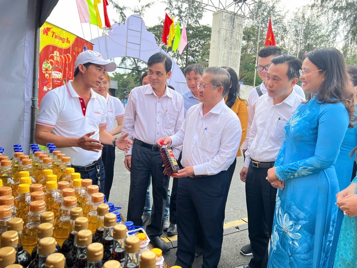 VIDEO: Người lao động phấn khởi mua sắm tại VIDEO: Người lao động phấn khởi mua sắm tại