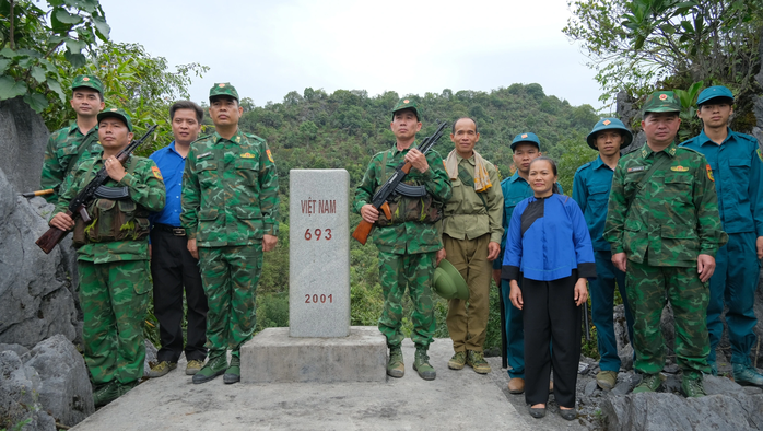 Bài dự thi cuộc thi viết "Chủ quyền quốc gia - Bất khả xâm phạm": Gương sáng miền biên viễn- Ảnh 1. Bài dự thi cuộc thi viết "Chủ quyền quốc gia - Bất khả xâm phạm": Gương sáng miền biên viễn- Ảnh 1.