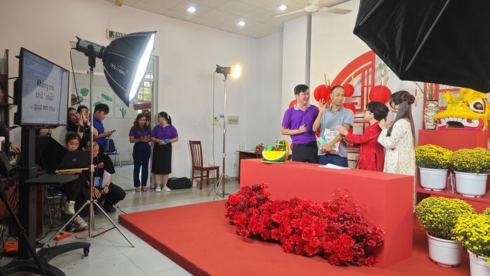 Phiên livestream kéo dài 12 giờ, góp sức cho công nhân về quê đón Tết- Ảnh 1. Phiên livestream kéo dài 12 giờ, góp sức cho công nhân về quê đón Tết- Ảnh 1.
