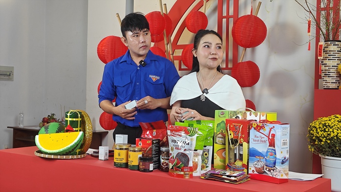 Phiên livestream kéo dài 12 giờ, góp sức cho công nhân về quê đón Tết- Ảnh 2. Phiên livestream kéo dài 12 giờ, góp sức cho công nhân về quê đón Tết- Ảnh 2.