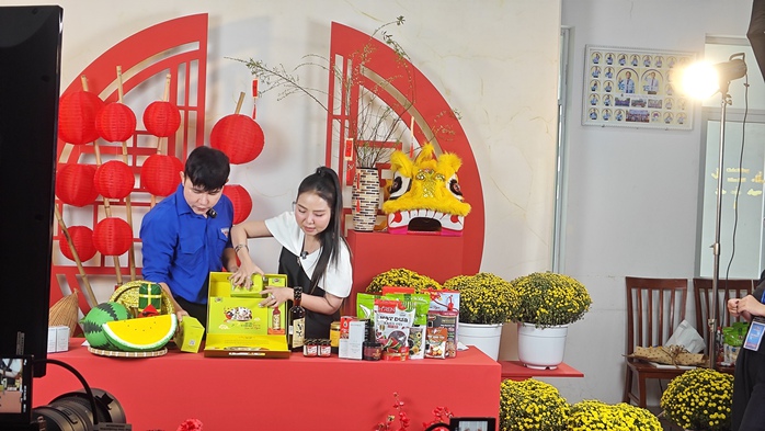 Phiên livestream kéo dài 12 giờ, góp sức cho công nhân về quê đón Tết- Ảnh 3. Phiên livestream kéo dài 12 giờ, góp sức cho công nhân về quê đón Tết- Ảnh 3.