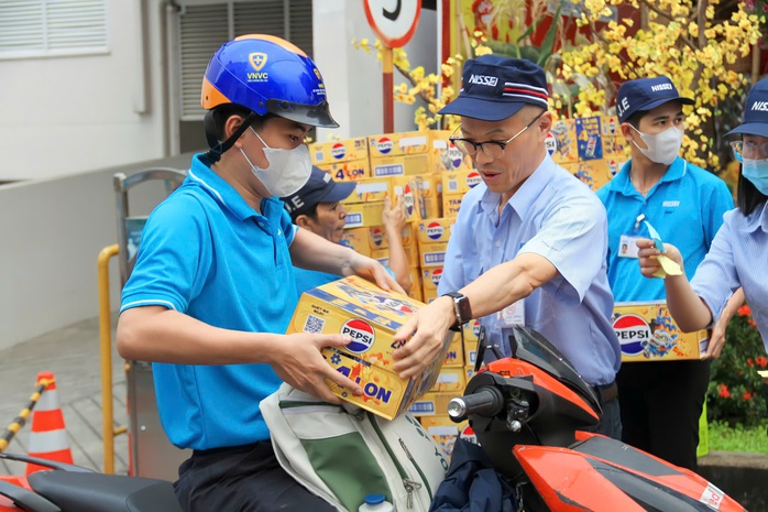 Một tổng giám đốc người nước ngoài mang quà Tết để lên xe cho công nhân- Ảnh 4. Một tổng giám đốc người nước ngoài mang quà Tết để lên xe cho công nhân- Ảnh 4.
