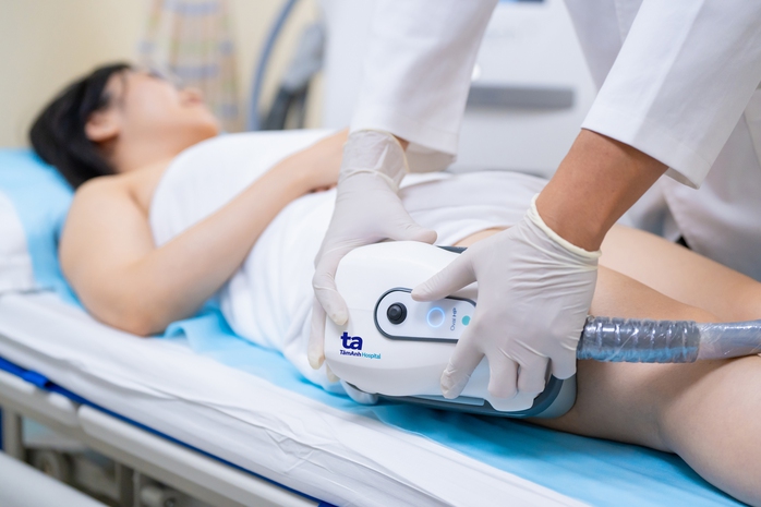 Nhiều bạn trẻ đến Trung tâm Giảm cân Tâm Anh đăng ký giảm mỡ bụng, bắp tay, đùi, lưng, nọng cằm… bằng công nghệ cao đông hủy mỡ ở nhiệt lạnh âm 5 đến âm 10 độ C. Đây là phương pháp giảm mỡ không xâm lấn, không đau, hiệu quả nhanh. Ảnh: BVĐK Tâm Anh Nhiều bạn trẻ đến Trung tâm Giảm cân Tâm Anh đăng ký giảm mỡ bụng, bắp tay, đùi, lưng, nọng cằm… bằng công nghệ cao đông hủy mỡ ở nhiệt lạnh âm 5 đến âm 10 độ C. Đây là phương pháp giảm mỡ không xâm lấn, không đau, hiệu quả nhanh. Ảnh: BVĐK Tâm Anh