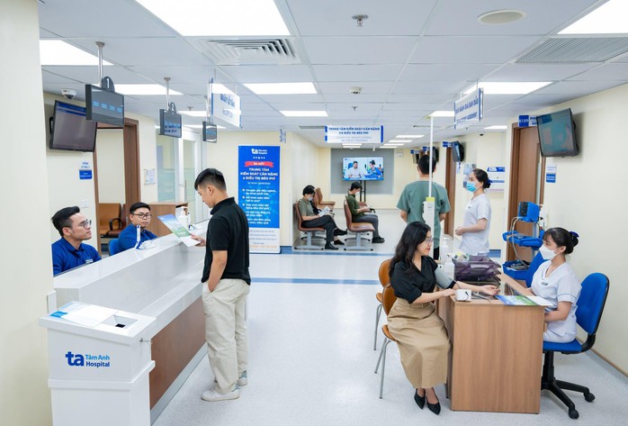 Nhiều bạn trẻ đến khám và điều trị giảm cân tại Trung tâm Giảm cân Tâm Anh. Tại trung tâm, phương pháp giảm cân toàn diện, kết hợp dinh dưỡng - vận động - chuyển hóa nội tiết - công nghệ cao giúp giảm cân hiệu quả, an toàn, kiểm soát biến chứng sức khỏe do thừa cân, duy trì cân nặng ổn định sau điều trị. Ảnh: BVĐK Tâm Anh Nhiều bạn trẻ đến khám và điều trị giảm cân tại Trung tâm Giảm cân Tâm Anh. Tại trung tâm, phương pháp giảm cân toàn diện, kết hợp dinh dưỡng - vận động - chuyển hóa nội tiết - công nghệ cao giúp giảm cân hiệu quả, an toàn, kiểm soát biến chứng sức khỏe do thừa cân, duy trì cân nặng ổn định sau điều trị. Ảnh: BVĐK Tâm Anh