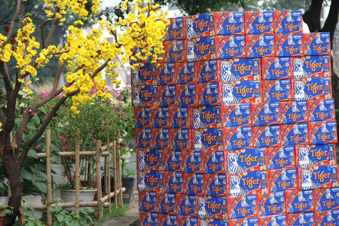 Một tổng giám đốc người nước ngoài mang quà Tết để lên xe cho công nhân- Ảnh 2. Một tổng giám đốc người nước ngoài mang quà Tết để lên xe cho công nhân- Ảnh 2.