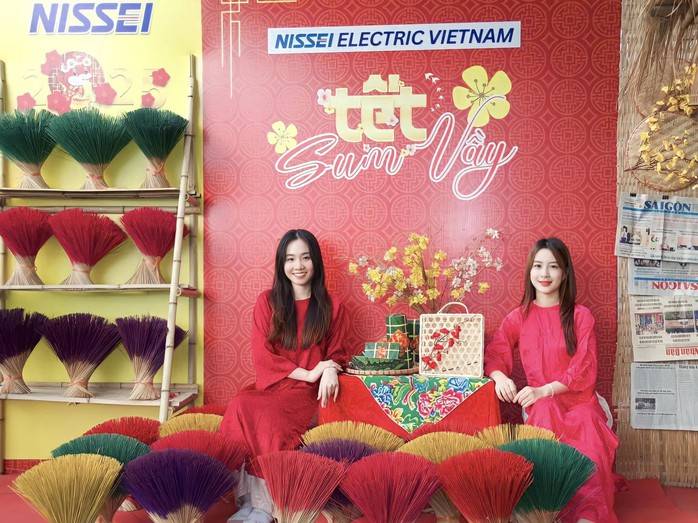 Một tổng giám đốc người nước ngoài mang quà Tết để lên xe cho công nhân- Ảnh 7. Một tổng giám đốc người nước ngoài mang quà Tết để lên xe cho công nhân- Ảnh 7.