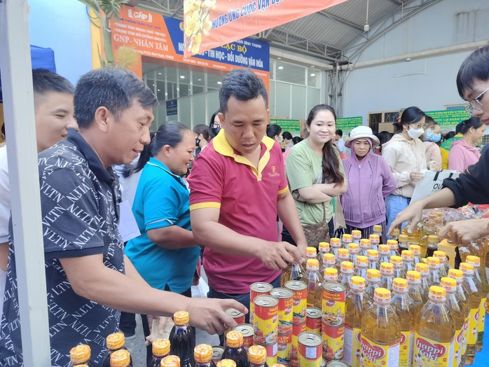 TP HCM: Hàng ngàn phần quà Tết được trao tận tay đoàn viên - lao động khó khăn- Ảnh 2. TP HCM: Hàng ngàn phần quà Tết được trao tận tay đoàn viên - lao động khó khăn- Ảnh 2.