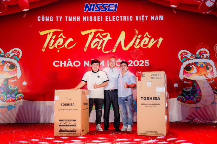 Một tổng giám đốc người nước ngoài mang quà Tết để lên xe cho công nhân- Ảnh 6. Một tổng giám đốc người nước ngoài mang quà Tết để lên xe cho công nhân- Ảnh 6.