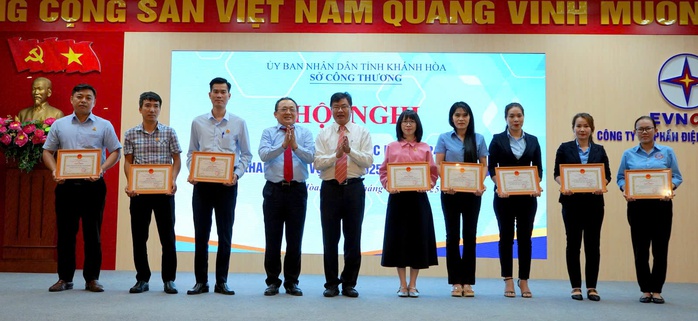 42 tập thể và cá nhân Yến sào Khánh Hòa nhận giấy khen của Sở Công Thương- Ảnh 2. 42 tập thể và cá nhân Yến sào Khánh Hòa nhận giấy khen của Sở Công Thương- Ảnh 2.