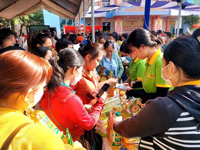 TP HCM: Hàng ngàn phần quà Tết được trao tận tay đoàn viên - lao động khó khăn- Ảnh 3. TP HCM: Hàng ngàn phần quà Tết được trao tận tay đoàn viên - lao động khó khăn- Ảnh 3.