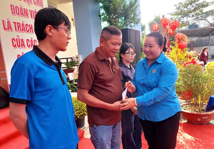TP HCM: Hàng ngàn phần quà Tết được trao tận tay đoàn viên - lao động khó khăn- Ảnh 1. TP HCM: Hàng ngàn phần quà Tết được trao tận tay đoàn viên - lao động khó khăn- Ảnh 1.