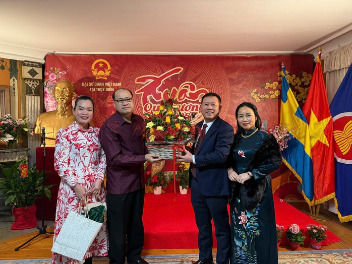 Đại sứ Cộng hoà Dân chủ Nhân dân Lào tặng hoa chúc mừng Tết cộng đồng 2025 Đại sứ Cộng hoà Dân chủ Nhân dân Lào tặng hoa chúc mừng Tết cộng đồng 2025