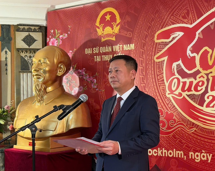 Đại sứ Đặc mệnh toàn quyền Việt Nam tại Thuỵ Điển, kiêm nhiệm Latvia phát biểu tại Tết Cộng đồng 2025 Đại sứ Đặc mệnh toàn quyền Việt Nam tại Thuỵ Điển, kiêm nhiệm Latvia phát biểu tại Tết Cộng đồng 2025
