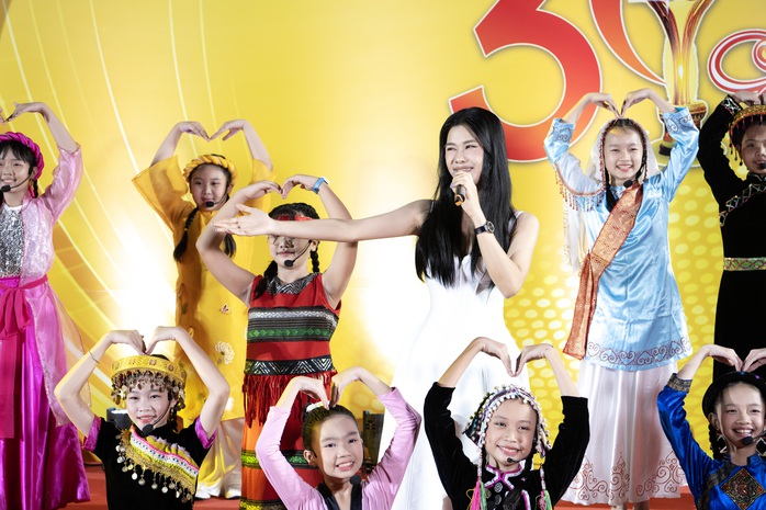 Phúc Anh và câu chuyện lan tỏa thông điệp đoàn kết qua "54 dân tộc Việt Nam"- Ảnh 3. Phúc Anh và câu chuyện lan tỏa thông điệp đoàn kết qua "54 dân tộc Việt Nam"- Ảnh 3.