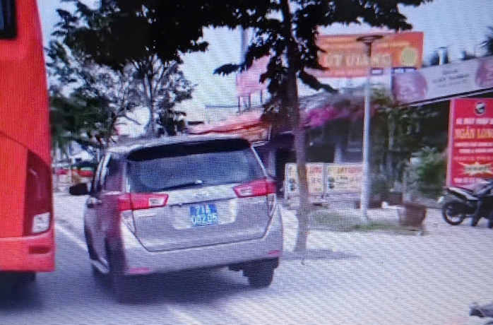 Xôn xao clip ôtô biển xanh chạy “một nửa trên vỉa hè, một nửa dưới lòng đường” - Ảnh 1. Xôn xao clip ôtô biển xanh chạy “một nửa trên vỉa hè, một nửa dưới lòng đường” - Ảnh 1.