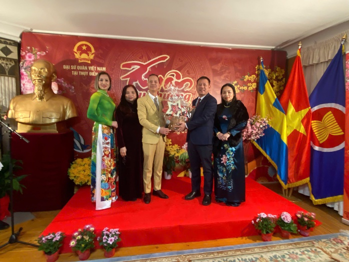 Liên hiệp hội người Việt tại Thuỵ Điển tặng hoa chúc mừng Đại sứ quán Việt Nam tại Tết Cộng Đồng 2025 Liên hiệp hội người Việt tại Thuỵ Điển tặng hoa chúc mừng Đại sứ quán Việt Nam tại Tết Cộng Đồng 2025