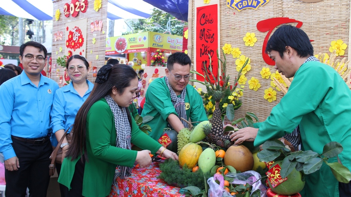 Nhiều hoạt động vui Xuân, đón Tết thiết thực, ý nghĩa cho CNVC-LĐ- Ảnh 1. Nhiều hoạt động vui Xuân, đón Tết thiết thực, ý nghĩa cho CNVC-LĐ- Ảnh 1.