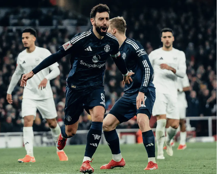 Thủ thành Bayindir hóa người hùng, Man United loại Arsenal sau loạt 11 m- Ảnh 2. Thủ thành Bayindir hóa người hùng, Man United loại Arsenal sau loạt 11 m- Ảnh 2.