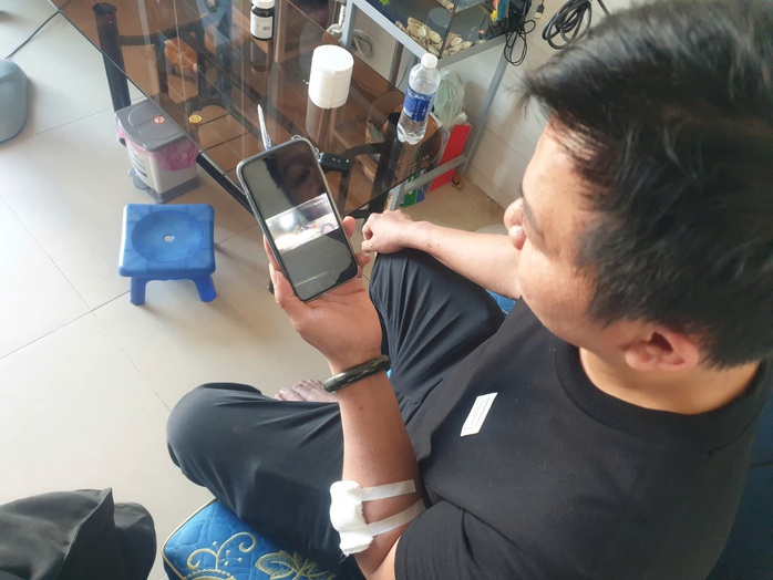 Nhóm người lao vào đánh tài xế ô tô và hỏi “Mày biết tao là ai không?”- Ảnh 1. Nhóm người lao vào đánh tài xế ô tô và hỏi “Mày biết tao là ai không?”- Ảnh 1.