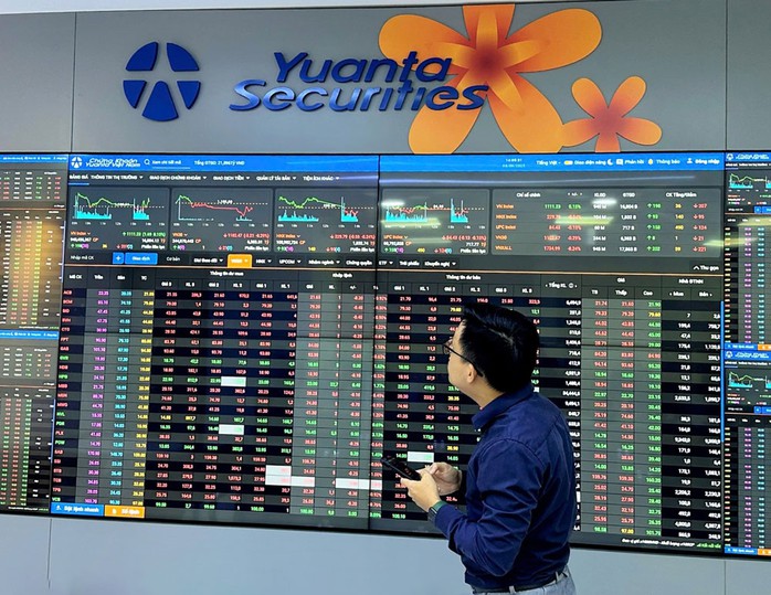 Trong khi nhà đầu tư kém vui, các chuyên gia vẫn lạc quan về triển vọng sắp tới. Ảnh: LAM GIANG Trong khi nhà đầu tư kém vui, các chuyên gia vẫn lạc quan về triển vọng sắp tới. Ảnh: LAM GIANG