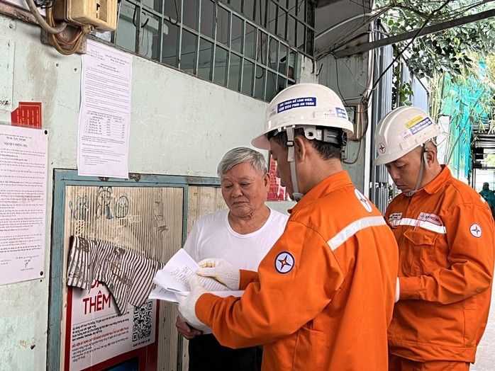 Nhân viên Điện lực TP HCM hướng dẫn khách hàng cách sử dụng điện an toàn, tiết kiệm. Ảnh: THANH NHÂN Nhân viên Điện lực TP HCM hướng dẫn khách hàng cách sử dụng điện an toàn, tiết kiệm. Ảnh: THANH NHÂN