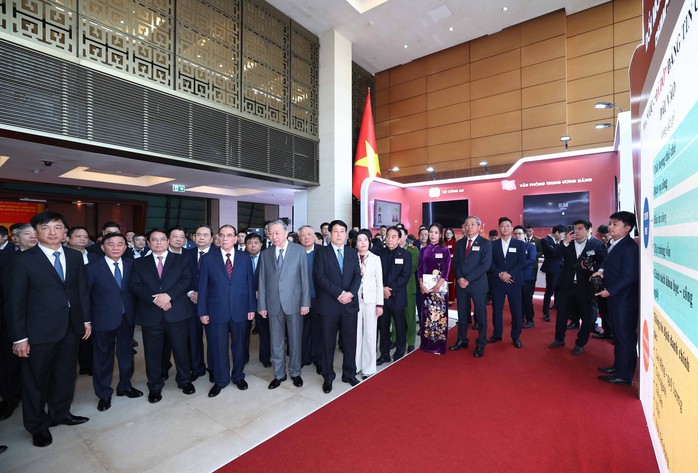 Tổng Bí thư Tô Lâm cùng các đồng chí lãnh đạo, nguyên lãnh đạo Đảng, Nhà nước thăm khu trưng bày tại hội nghị, ngày 13-1 Ảnh: TTXVN Tổng Bí thư Tô Lâm cùng các đồng chí lãnh đạo, nguyên lãnh đạo Đảng, Nhà nước thăm khu trưng bày tại hội nghị, ngày 13-1 Ảnh: TTXVN