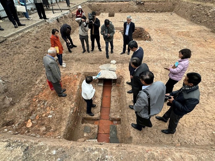 Các nhà khoa học, nhà nghiên cứu khảo sát hố khai quật. Ảnh: THU TRANG Các nhà khoa học, nhà nghiên cứu khảo sát hố khai quật. Ảnh: THU TRANG