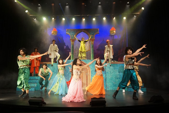 Một cảnh trong vở “Đại náo thành Mumbai” của sân khấu Sài Gòn phẳng Nhà hát Thế giới trẻ Một cảnh trong vở “Đại náo thành Mumbai” của sân khấu Sài Gòn phẳng Nhà hát Thế giới trẻ