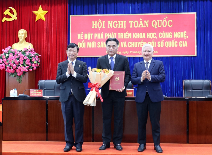 Bình Dương công bố quyết định của Ban Bí thư Trung ương Đảng về công tác cán bộ  - Ảnh 1.