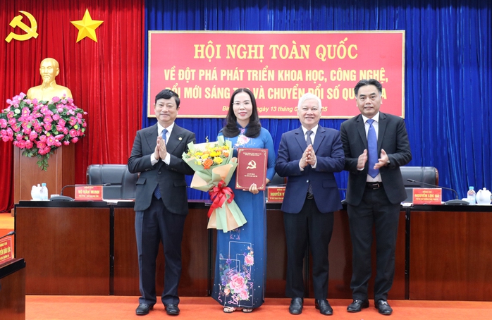 Bình Dương công bố quyết định của Ban Bí thư Trung ương Đảng về công tác cán bộ  - Ảnh 2.