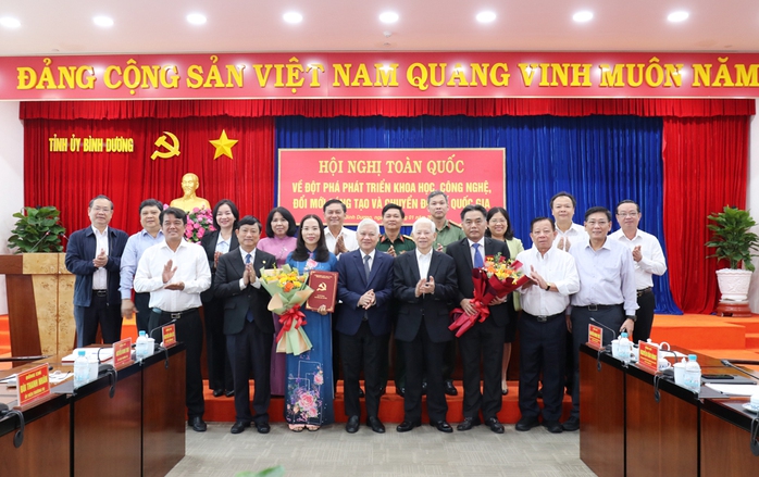 Bình Dương công bố quyết định của Ban Bí thư Trung ương Đảng về công tác cán bộ  - Ảnh 3.